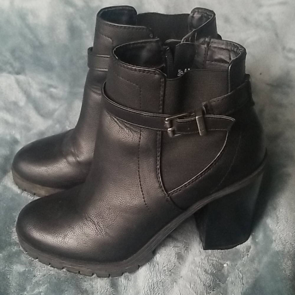 Chuncky black platforms
